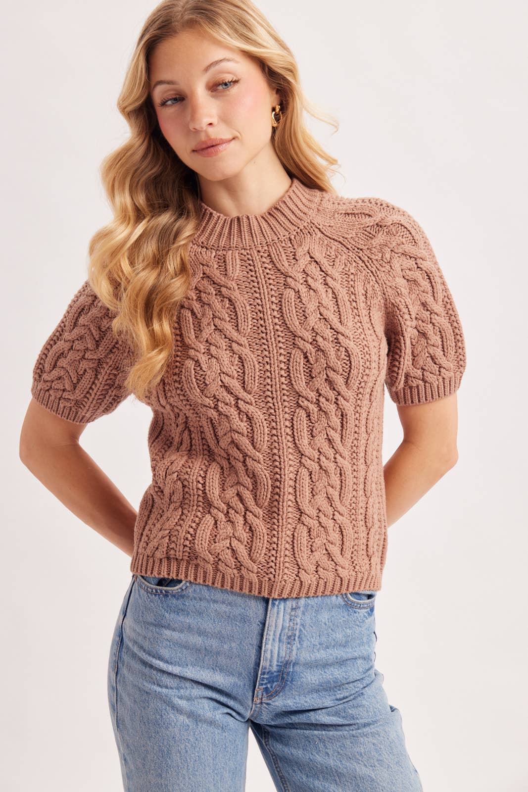 CABLE KNIT SHORT-SLEEVED SWEATER: NATURAL