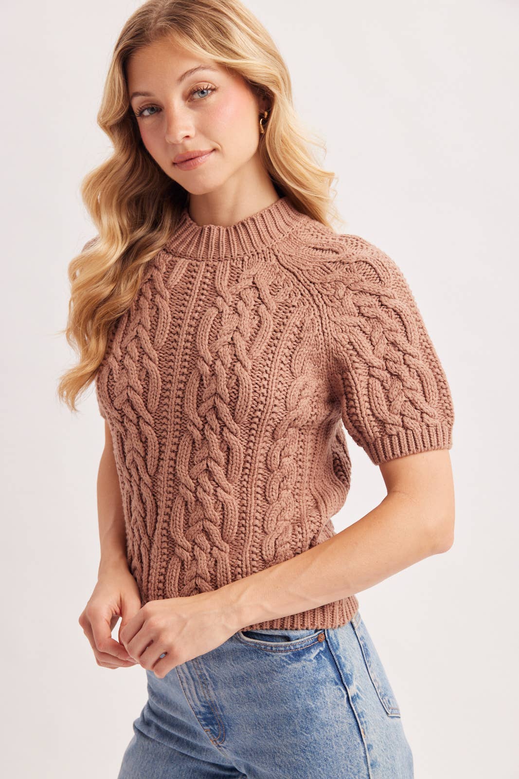 CABLE KNIT SHORT-SLEEVED SWEATER: NATURAL