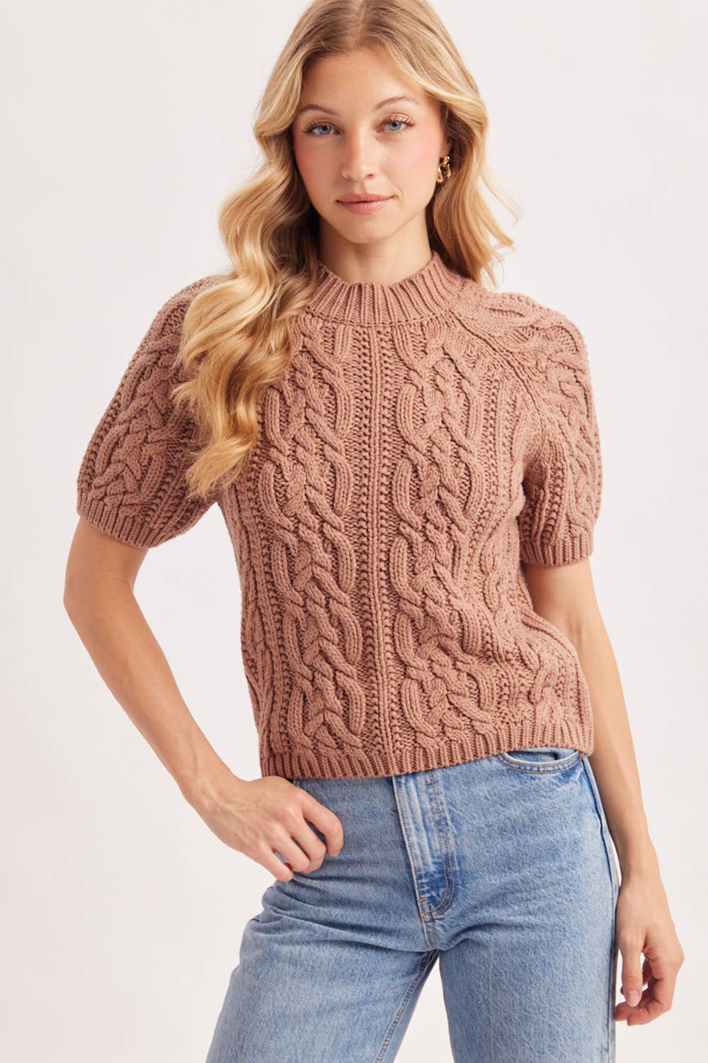 CABLE KNIT SHORT-SLEEVED SWEATER: NATURAL