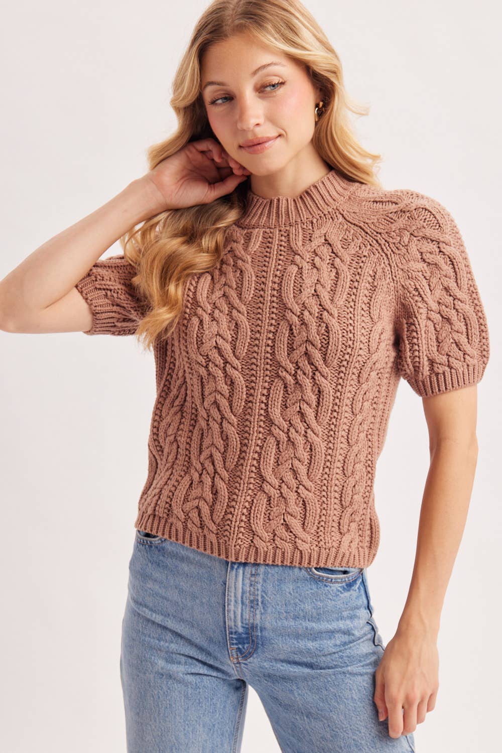 CABLE KNIT SHORT-SLEEVED SWEATER: NATURAL