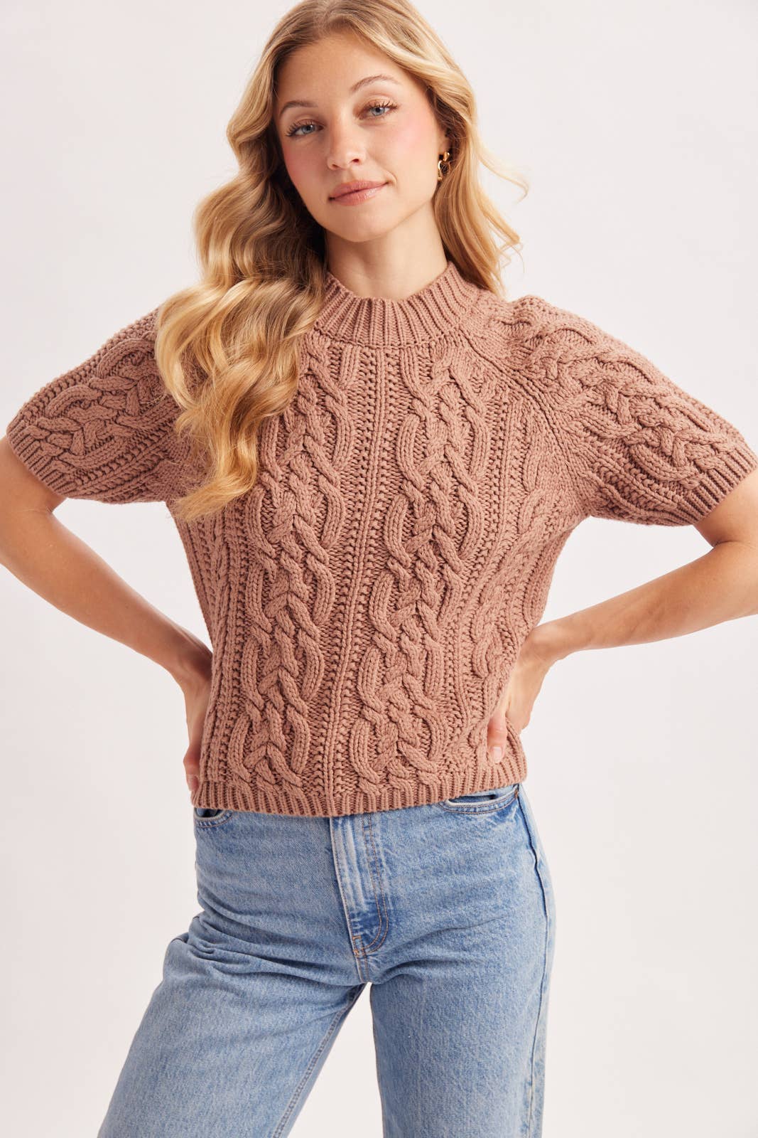 CABLE KNIT SHORT-SLEEVED SWEATER: NATURAL