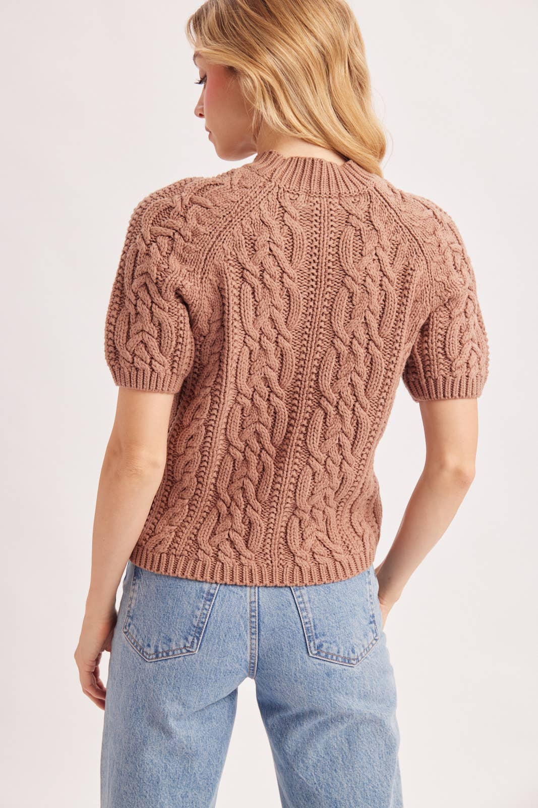 CABLE KNIT SHORT-SLEEVED SWEATER: NATURAL