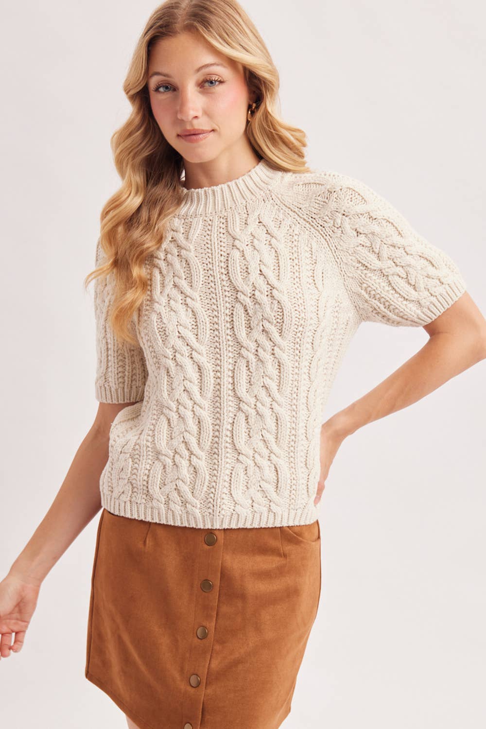 CABLE KNIT SHORT-SLEEVED SWEATER: NATURAL