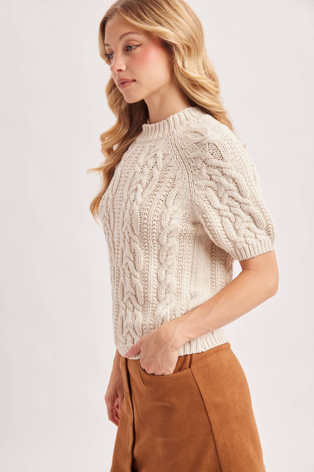 CABLE KNIT SHORT-SLEEVED SWEATER: NATURAL