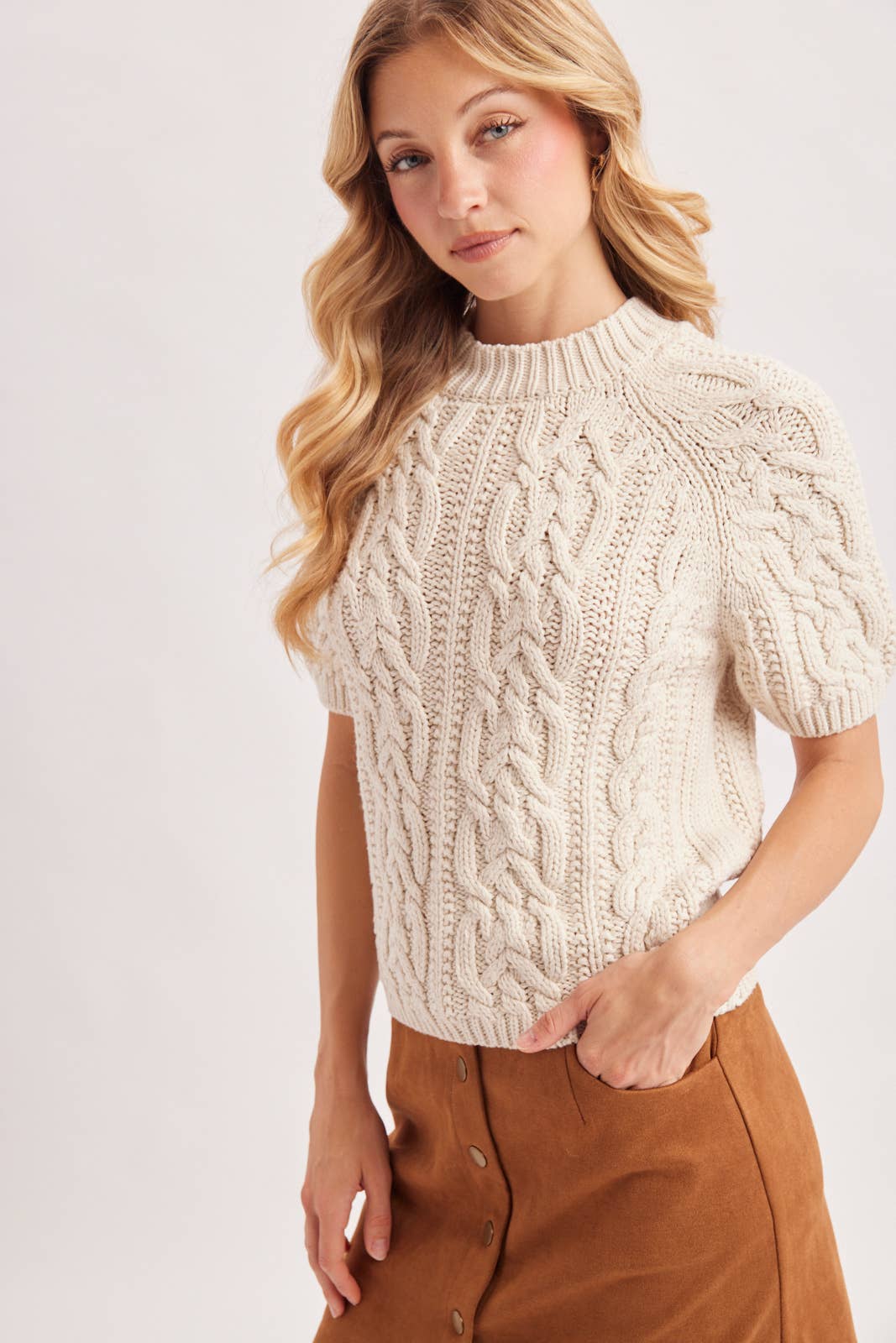 CABLE KNIT SHORT-SLEEVED SWEATER: NATURAL