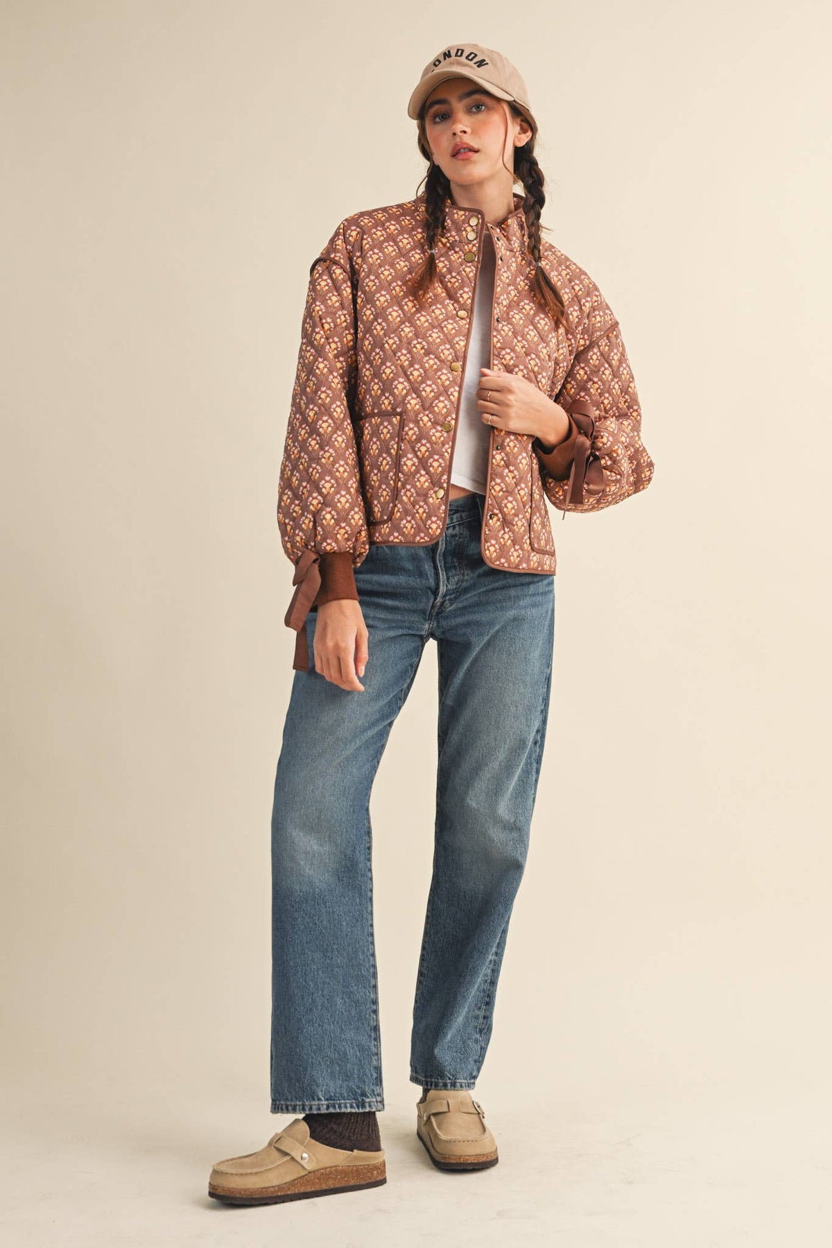 FLORAL QUILTED JACKET WITH RIBBON SLEEVE DETAIL MJK4432: Amber Multi Floral / S