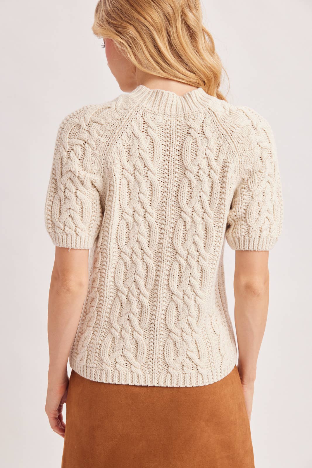 CABLE KNIT SHORT-SLEEVED SWEATER: NATURAL