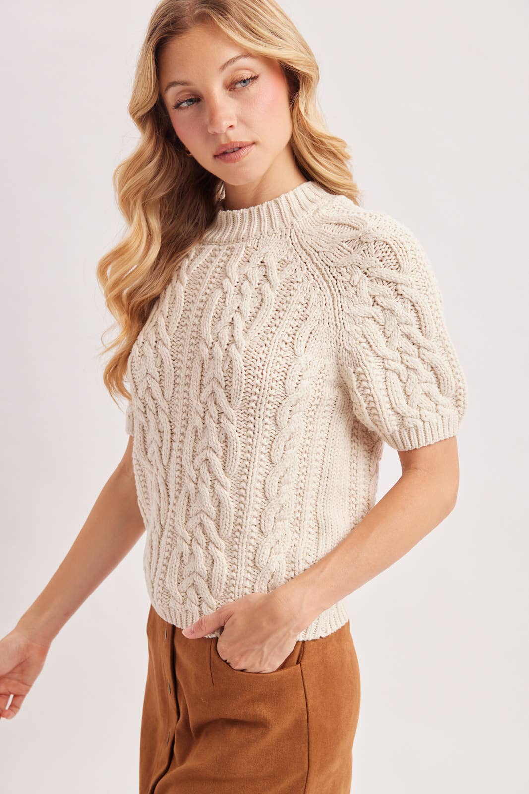 CABLE KNIT SHORT-SLEEVED SWEATER: NATURAL