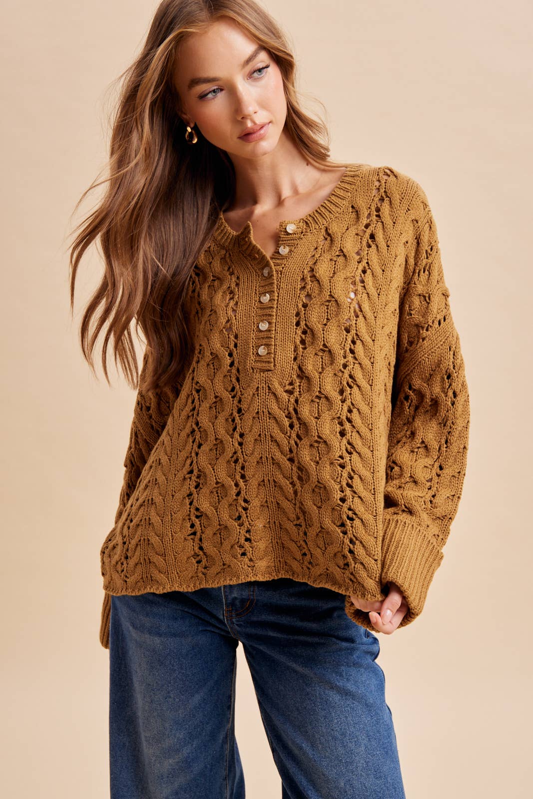 CHUNKY KNIT HENLEY SWEATER: CAMEL