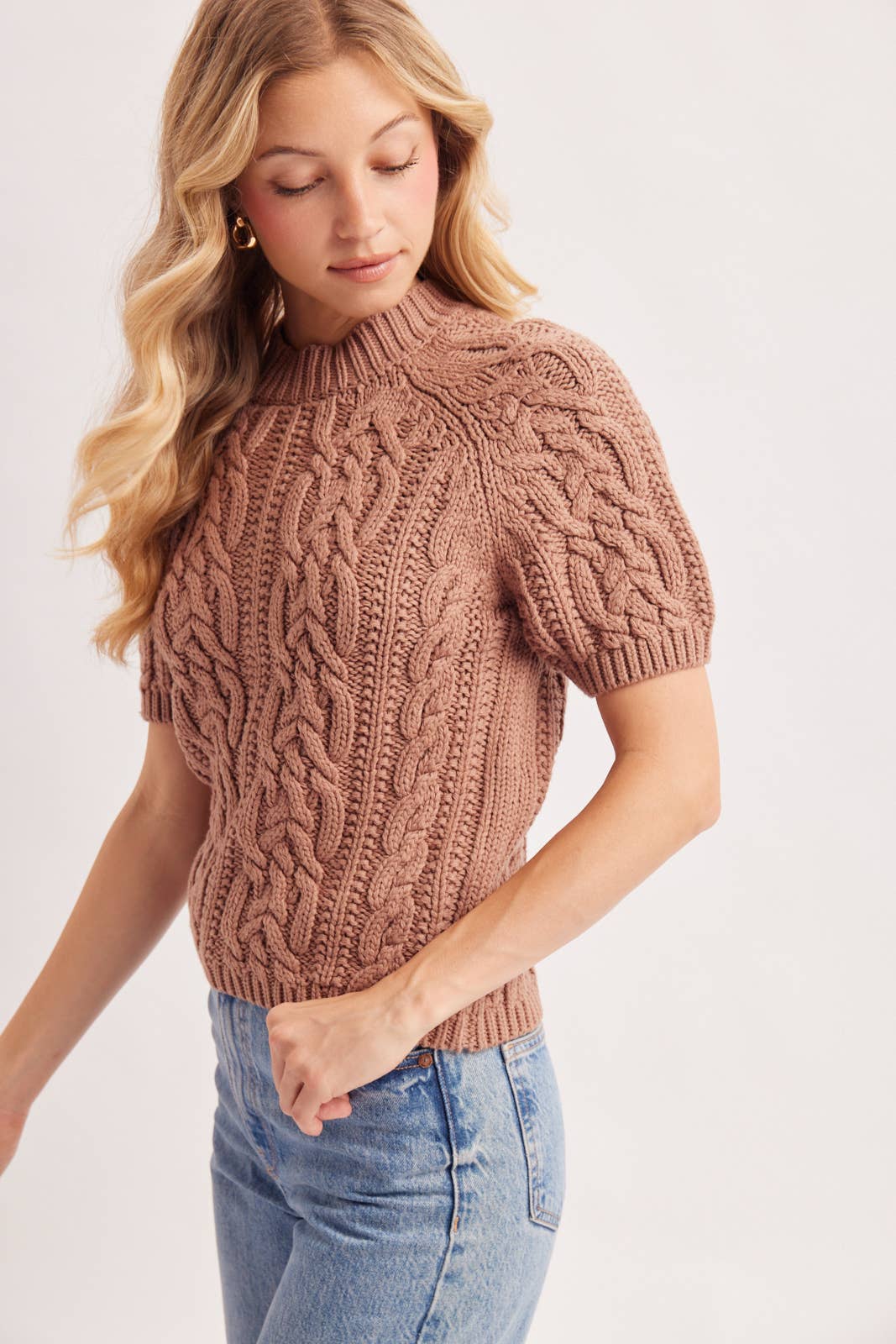CABLE KNIT SHORT-SLEEVED SWEATER: NATURAL